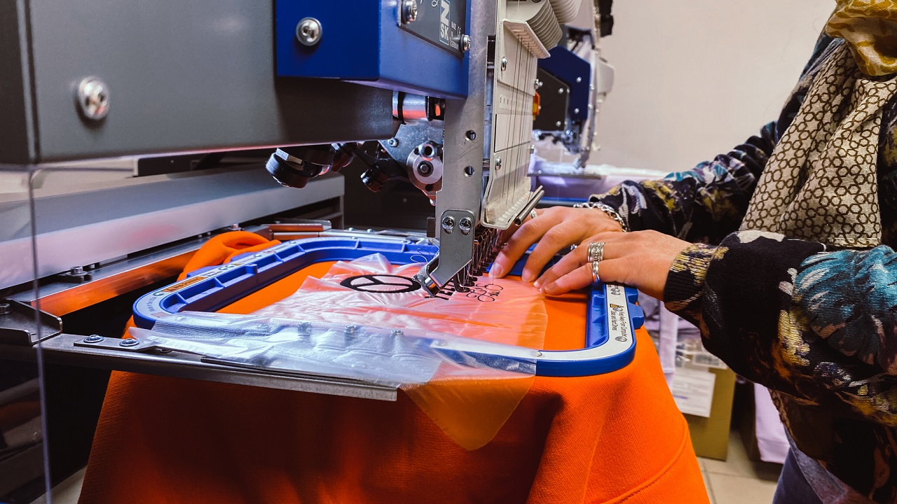 Détail de broderie industrielle en cours de production