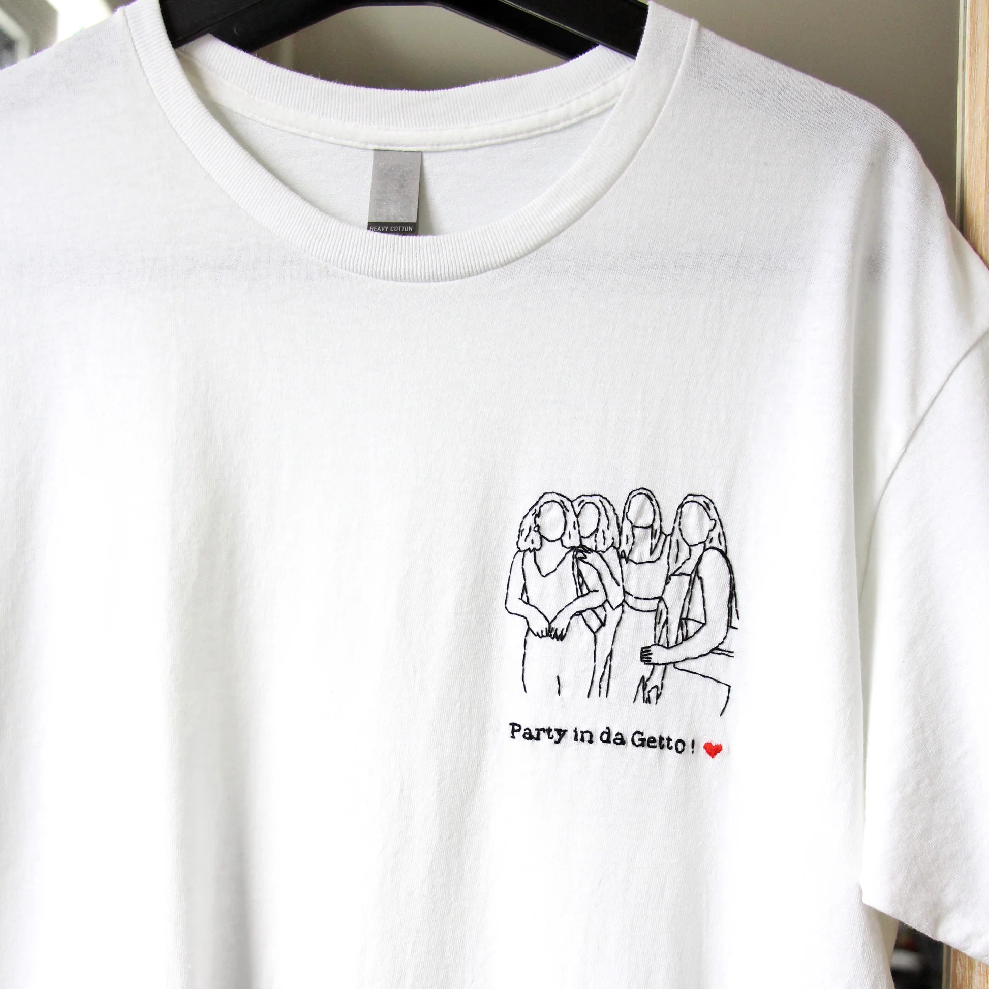 Broderie trait fin sur t-shirt blanc